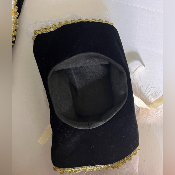 Sexy madam musketeer costume! Hat and boot cuffs included! - Picture 14 of 14